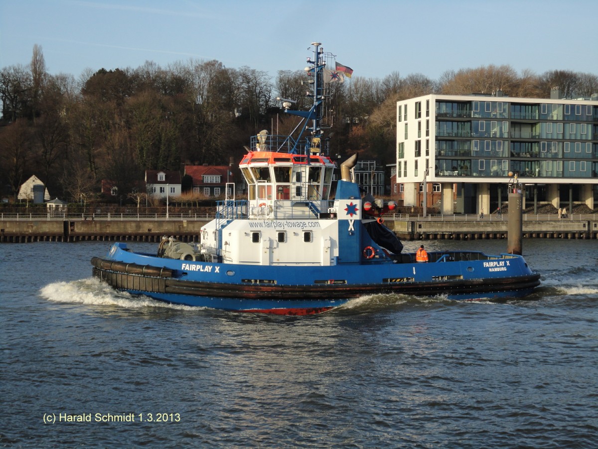 FAIRPLAY X (6) (IMO 9541681) am 1.3.2013, Hamburg, Elbe, Höhe Neumühlen


Schlepper, Schottel ASD Tug / GT 308  / Lüa 25 m, B 11,2 m, Tg 5,35 m / 2 ABC 8MDZC 4-Takt-Diesel, ges. 3700 kW, 5030 PS, 2 Schottel SRP 1515 CP in Kort-Düse,  12,3 kn, Pfahlzug 70 t / 2009 bei Astilleros Armon Navia, Spanien / Flagge: D, Heimathafen: Hamburg /
Die Doppeltrommel-Schleppwinde ist auf der Back montiert, die Schiffsassistenz wird primär über den Bug gefahren, beim Schleppen über das Heck wird der Draht durch einen Tunnel unter den Aufbauten auf das Achterdeck geführt /
