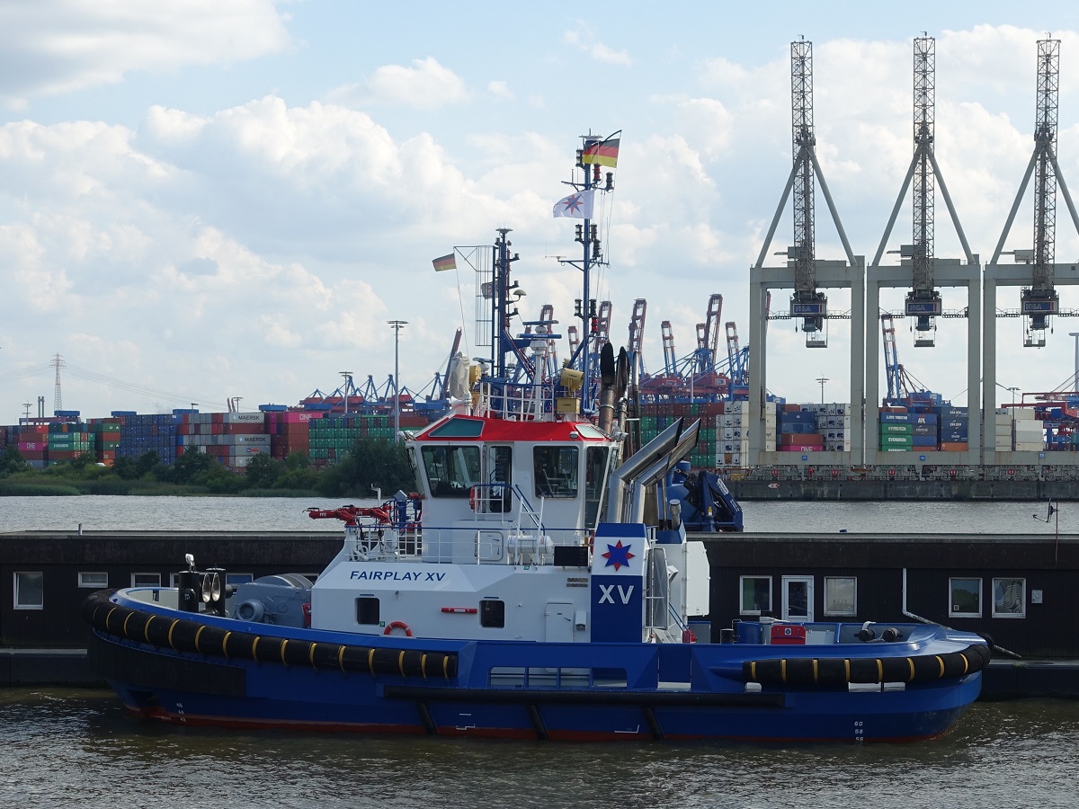 FAIRPLAY XV (IMO 9681091) am 14.8.2019, Hamburg, Elbe, Schlepperponton Neumühlen / 
Ex-Name: JAN /
Seeschiffsassistenz-Schlepper / Damen ASD 2411 / GT 268 / Lüa 24,47 m, B 11,33 m, Tg 5,54 m / 2 Caterpillar-Diesel, ges. 4.200 kW (5710 PS), 2 Rolls Royce Ruderpropeller (Azimut) US 255, 13 kn, Pfahlzug 70 t / Eigner: Neue Schleppdampfschiffsreederei Louis Meyer, Hamburg / Flagge: Deutschland, Heimathafen: Hamburg / 22.7.2019 in Langzeit Bareboat-Charter an Fairplay Towage Group (FTG), umbenannt in FAIRPLAY XV und jetzt im Fairplay Design /
Er ist der siebte Schlepper dieses Typs im Hamburger Hafen (PETER, BUGSIER 22, VB PERFECT, VB PROMT, VB RASANT, VB RESOLUT)
