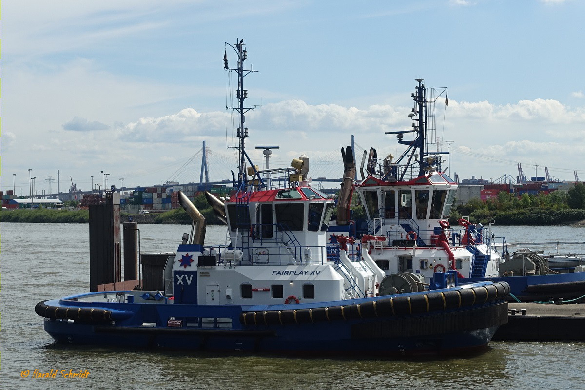 FAIRPLAY XV (IMO 9681091) am 9.8.2022, Hamburg, Elbe, Schlepperponton Neumühlen  / 
Ex-Name: JAN /
Seeschiffsassistenz-Schlepper / Damen ASD 2411 / GT 268 / Lüa 24,47 m, B 11,33 m, Tg 5,54 m / 2 Caterpillar-Diesel, ges. 4.200 kW (5710 PS), 2 Rolls Royce Ruderpropeller (Azimut) US 255, 13 kn, Pfahlzug 70 t / Eigner: Neue Schleppdampfschiffsreederei Louis Meyer, Hamburg / Flagge: Deutschland, Heimathafen: Hamburg / 22.7.2019 in Langzeit Bareboat-Charter an Fairplay Towage Group (FTG), umbenannt in FAIRPLAY XV und jetzt im Fairplay Design /
