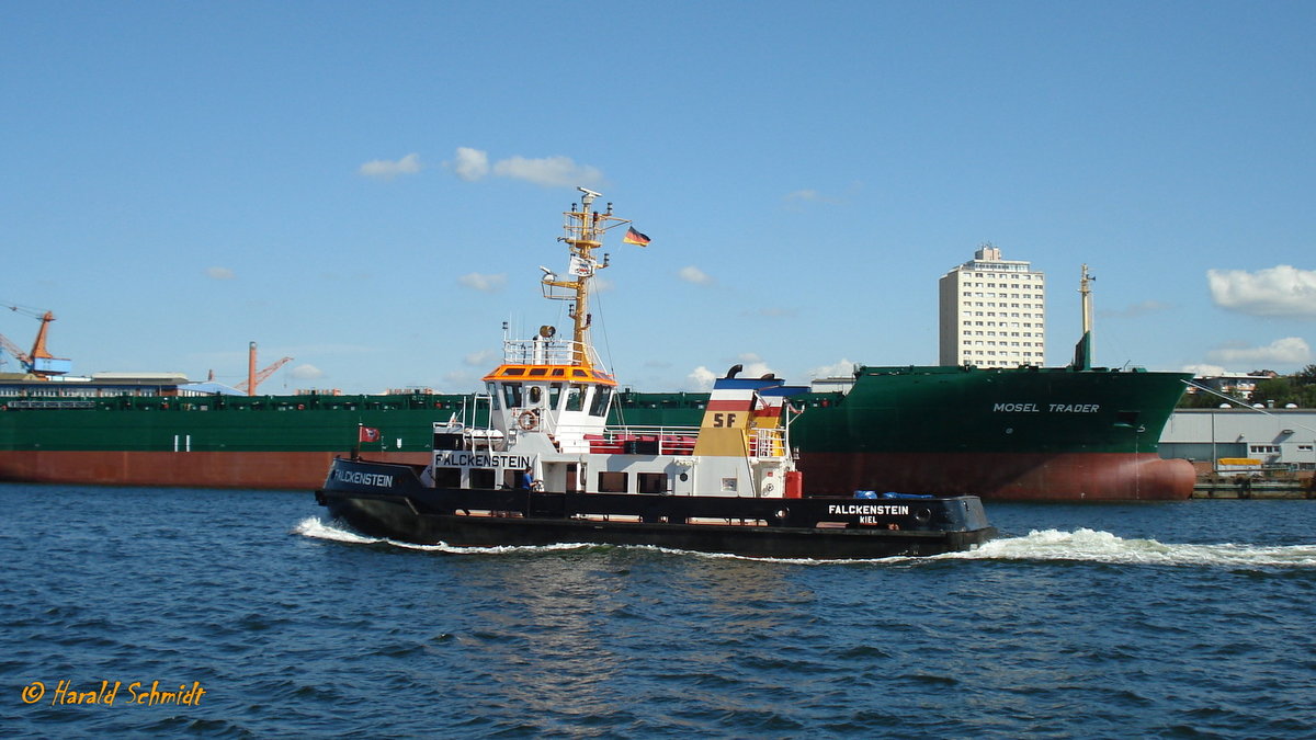 FALCKENSTEIN (IMO 8917704) (ENI 05115190)  am 22.6.2009, Kieler Hafen  /

Schlepper und Fahrgastfähre / BRZ 194 / Lüa 26,6 m, B 9,2 m, Tg max. 3,15 m / zwei 6-Zyl.-Diesel, MWM TBD 440-6, ges. 1.440 kW (1.960 PS), 2 Ruderpropeller, achtern, 11,5 kn, Pfahlzug 25 t / 180 Pass. / 1990 bei Oelkers, HH-Wilhelmsburg /
