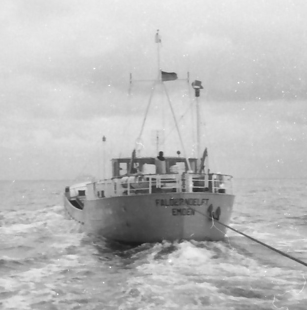 FALDERNDELFT - IMO 6706137 - 1966 bei J.Diedrich in Oldersum für G.Park gebaut.
FALDERNDELFT schleppt die BOVENAU nach Kiel - Am 02.07.1974 im Großen Belt