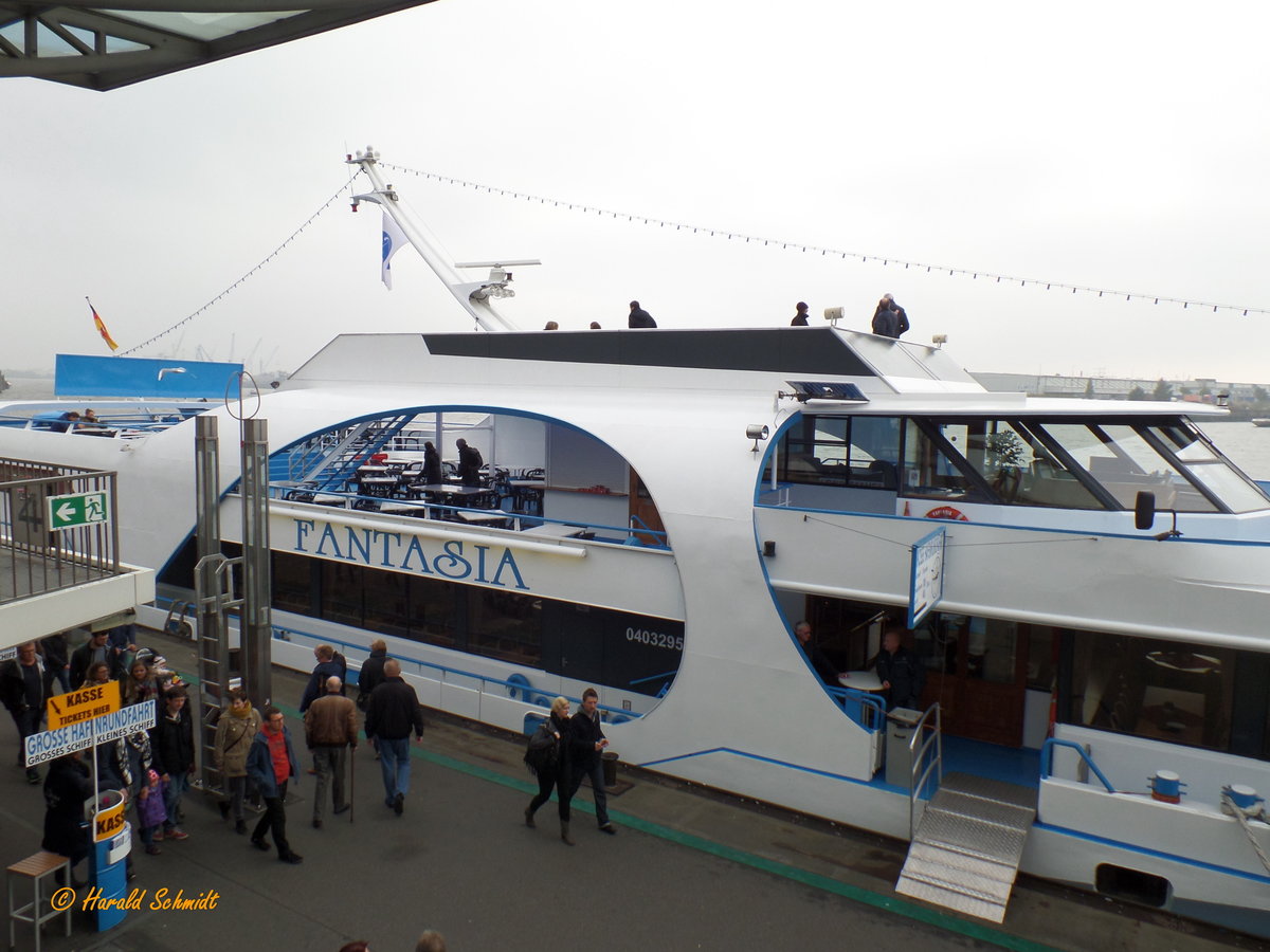 FANTASIA (ENI 04032950) am 16.10.2016, Detailansicht Brücke und Oberdeck, Hamburg, Elbe, Landungsbrücken /

Ex-Namen: BUGA KOBLENZ 2011 (2003-2013, KD), JEVERLAND (2001-2002, HADAG),  JEVERLAND (2002-2011, KD),  WARSTEINER QUEEN (1995-2001, HADAG) / Eigner: A.Allard, Dieblich /
Binnentagesausflugsschiff / Lüa 52 m, B 11,4 m, Tg 1,2 m / 2 Caterpillar-Diesel, ges. 662 kW (990 PS), 2 Schottel, SRP 170, 13 kn / 250 Pass. / Eigner: Elbreederei  Abicht, Hamburg /
