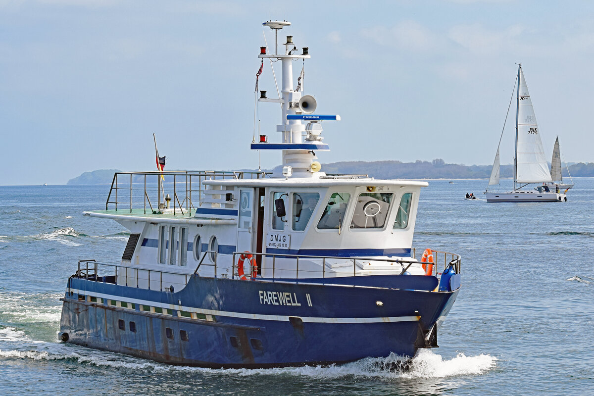 FAREWELL II am 15.5.2021 in der Ostsee vor Lübeck-Travemünde. Das Schiff wird hauptsächlich für See-Bestattungen eingesetzt.