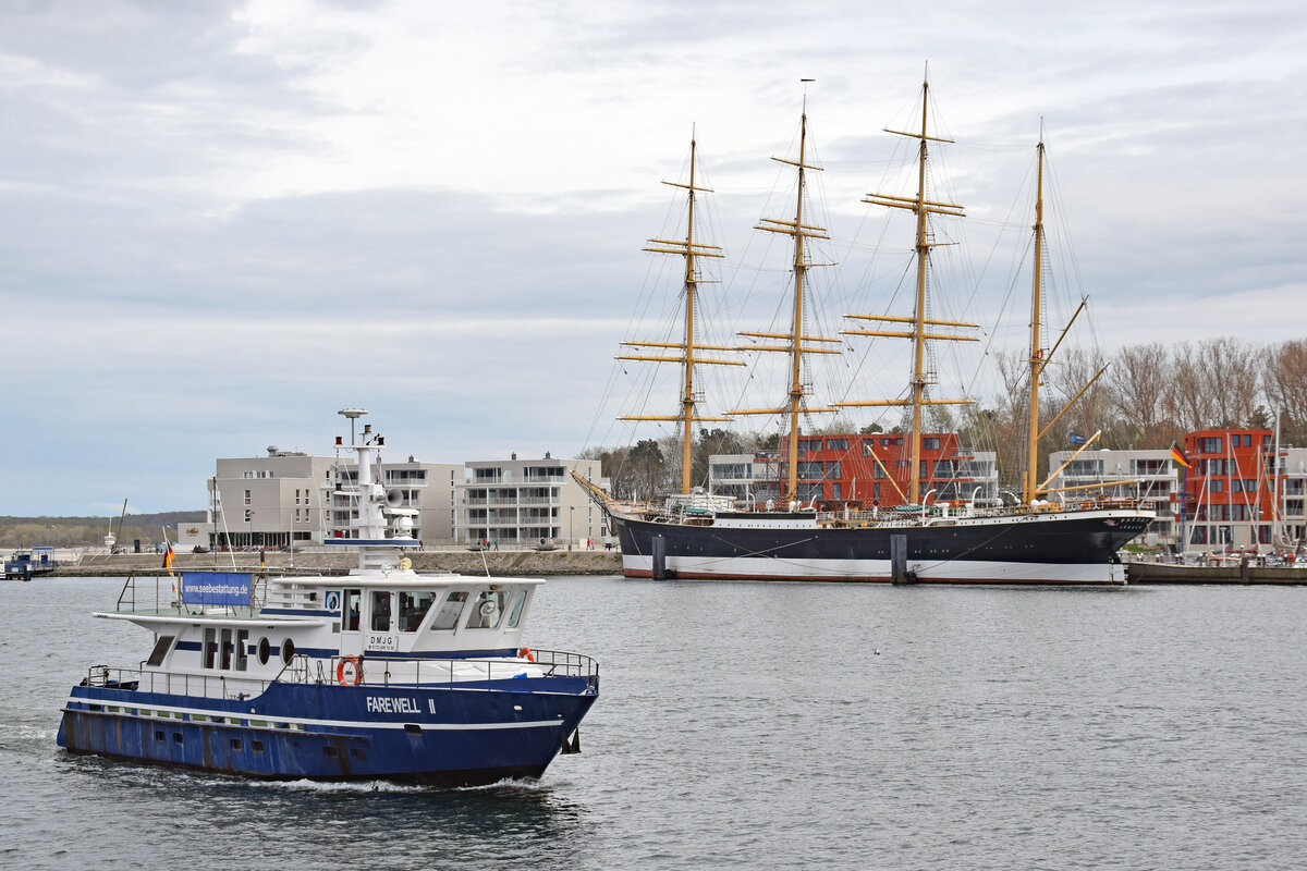 FAREWELL II, für Seebestattungen eingesetzt, läuft am 01.05.2022 ein in den Hafen von Lübeck-Travemünde. Rechts im Bild: die Viermastbark PASSAT