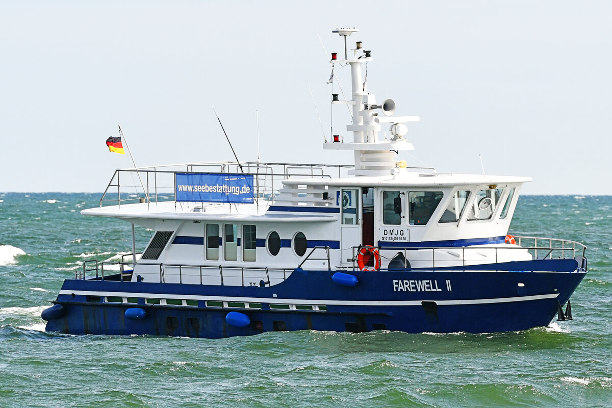 FAREWELL II, hauptsächlich für Seebestattungen eingesetzt, am 20.05.2023 in der Ostsee vor Lübeck-Travemünde