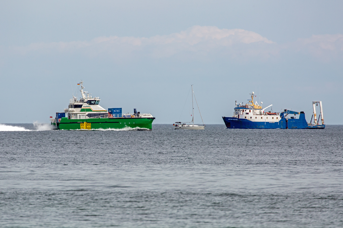 FARRA CIARA und ARTIC HUNTER sorgen für reichlich Wellengang vor Rügen, und ein Segelboot mittendrin. - 17.06.2022