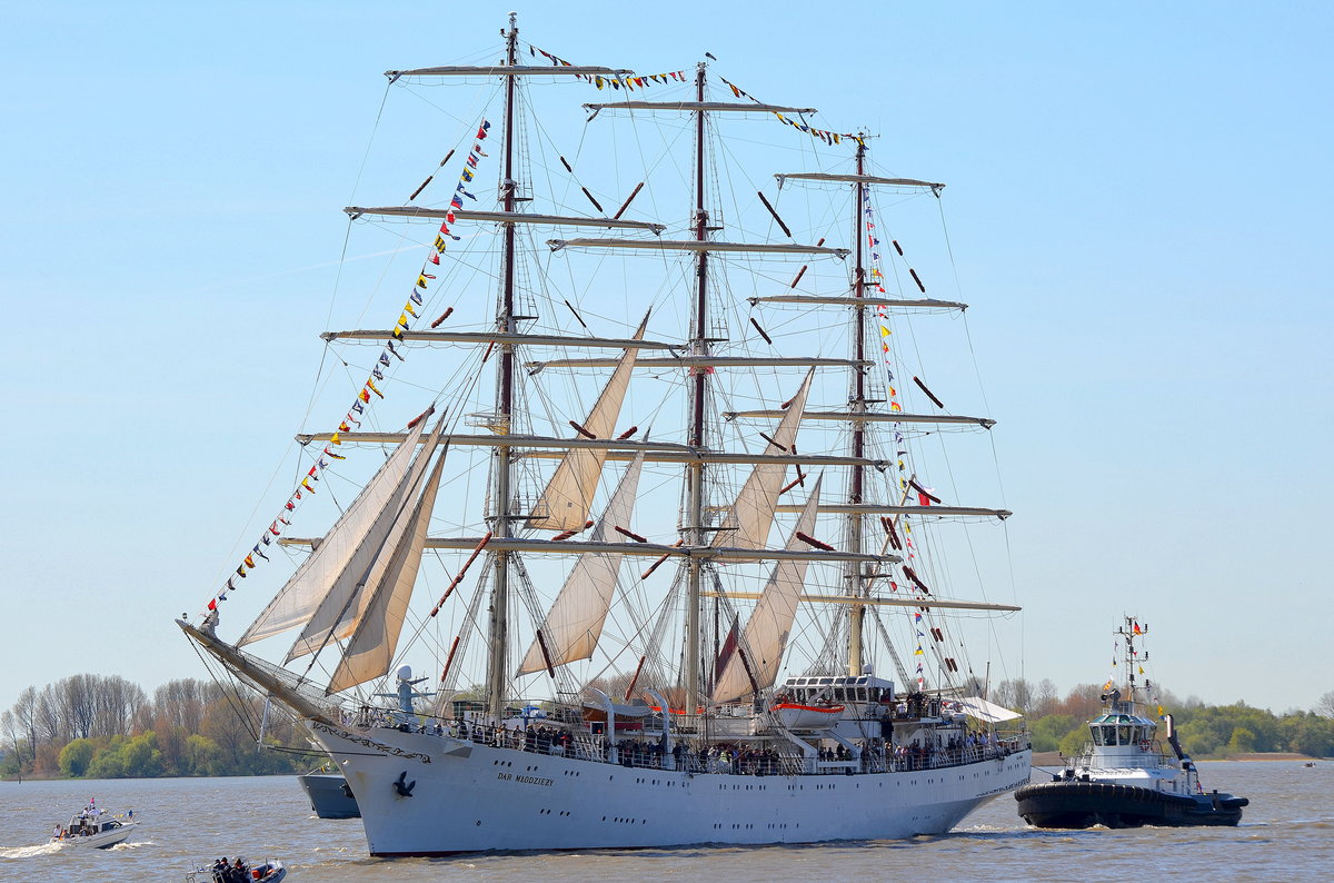 Fast immer auf dem Hamburger Hafengeburtstag dabei die Dar Mlodziezy IMO-Nummer:7821075 Flagge:Polen Länge:108.0m Breite:14.0m Baujahr:1982 Bauwerft:Stocznia Gdansk Shipbuilding,Danzig Polen so auch hier bei der Einlaufparade zum 827. aufgenommen am 05.05.16 vom Ponton Op'n Bulln Blankenese.