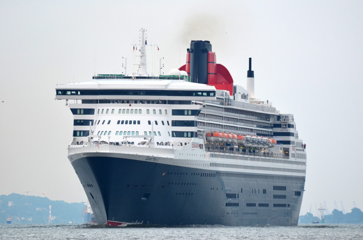 Fast zum Schluss bei meinem Geburtstagsspotting am 15.07.14 an der Elbe bei Lühe gab sich noch einmal die Königin Hamburgs die Ehre die Queen Mary 2 IMO-Nummer:9241061 Flagge:Bermuda Länge:345.0m Breite:41.0m Baujahr:2003 Bauwerft:STX France,Nantes Saint-Nazaire Frankreich.