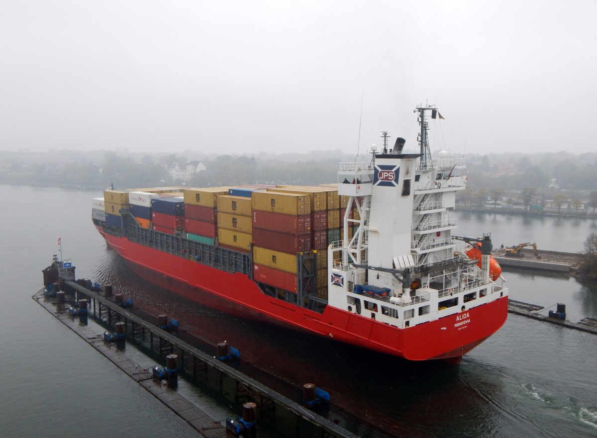 Feeder Alida in Kiel Holtenau (Okt. 2015)