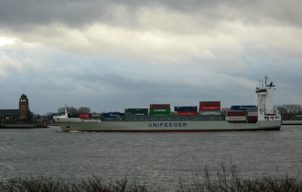 Feeder Bianca Rambo , IMO 9297591 , L 134,44m , B 22,50m am 21.12.2015 Einlaufend Hafen HH Höhe Köhlfleet / Seemannshöft / Nautische Zentrale.