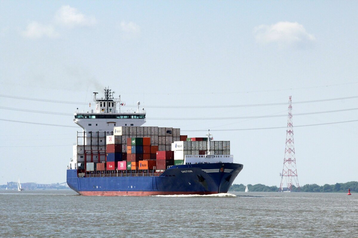 Feeder  EMOTION , IMO 9359258 , 170,08 x 25m , 1440 TEU , am 17.06.2023 auf der  ELBE  Höhe Lühe zu Berg nach Hamburg.