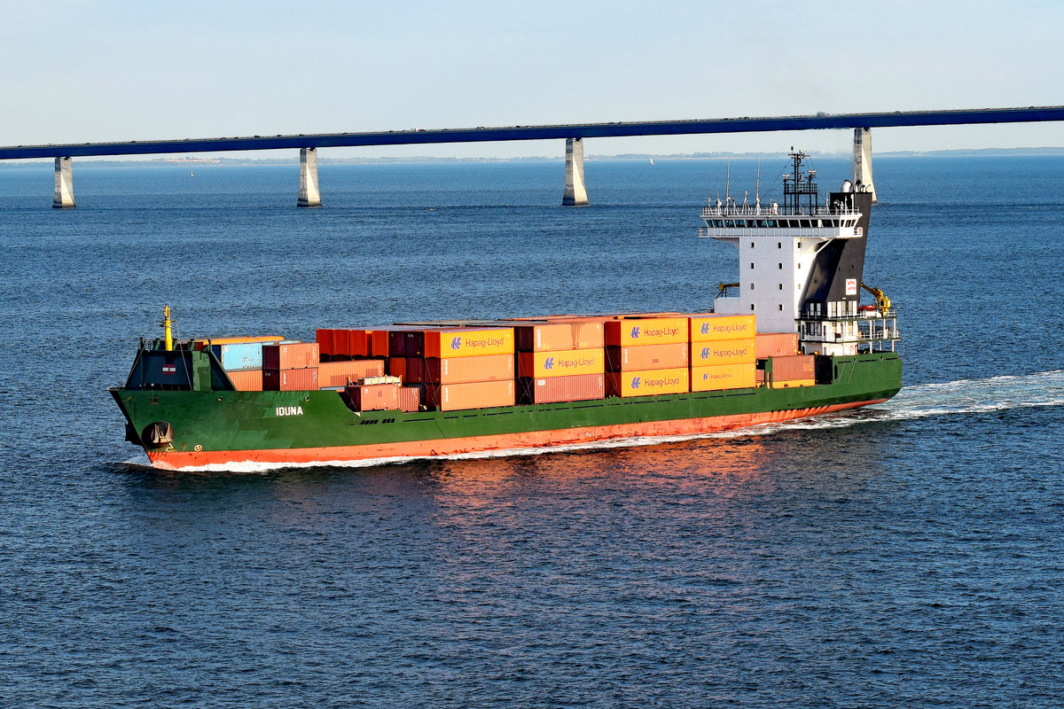 Feeder IDUNA am 21.08.2016 in der Ostsee in Höhe der Storebelt-Brücke