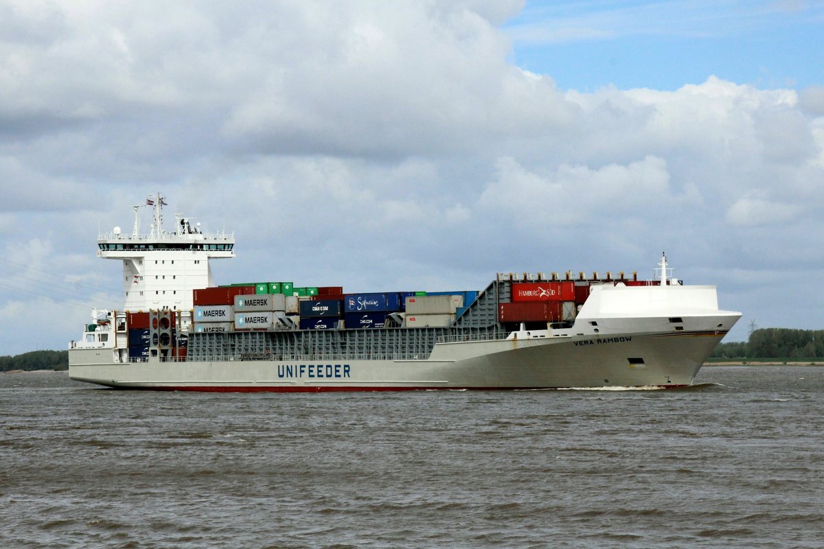 Feeder Vera Rambow (IMO 9432220 , 168,11 x 27,04m) am 03.05.2019 bei Lühe / Grünendeich auf der Elbe zu Berg nach Hamburg.