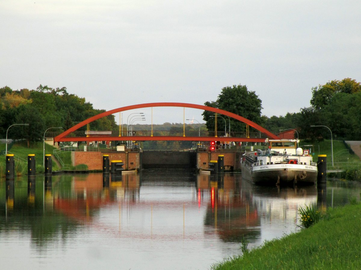 Feierabend für das GMS Claudia (04021430 , 80 x 7,90m) am 06.06.2019 im Elbe-Lübeck-Kanal vor der Donnerschleuse in Neu-Lankau. Die Betriebszeit der Schleuse ging nur bis 21:00 Uhr. 