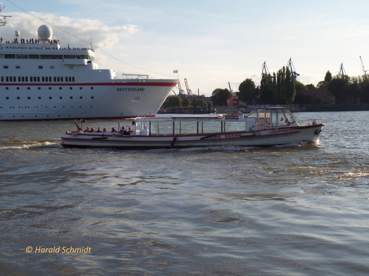 FEINE DEERN (ENI 05108270) am 26.8.2014, Hamburg, Elbe vor den Landungsbrücken /

Barkasse / Lüa 18 m, B 4 m, Tg 1,24 m /
Gegenüber den Traditions-Barkassen befindet sich hier die Maschine nicht mitten im Fahrgastraum, sondern unter dem Freideck im Heck des Schiffes, Innenraum 40, Freideck 18 Pass. / Eigner:Barkassen-Meyer, Hamburg
