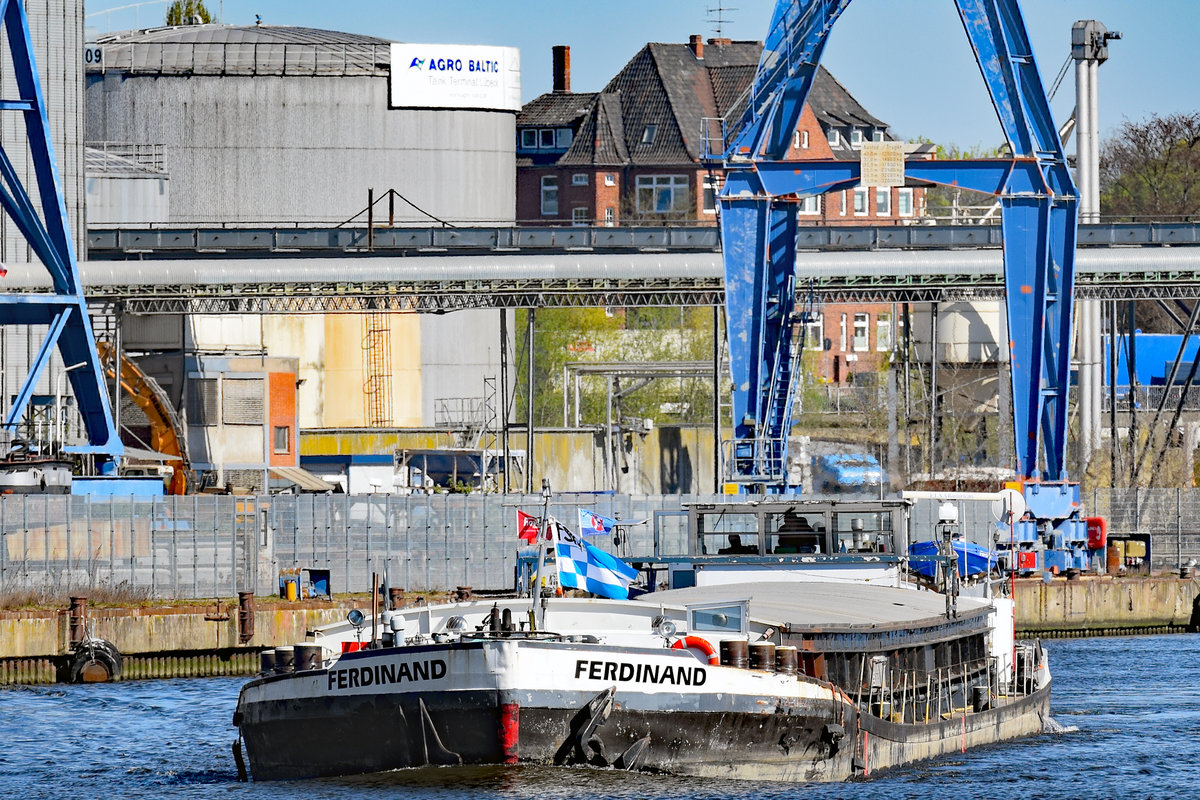 FERDINAND (Europa-Nr.: 04001730, MMSI-Nr.: 21150414) am 24.04.2020 vor der Hubbrücke Lübeck, die kurz darauf unterfahren wird. 