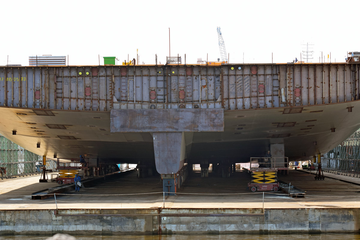 Fertigung eines Bauteils der zukünftigen AIDAnova (voraussichtliche Indienststellung November 2018) in Rostock-Warnemünde auf der Neptun-Werft. Aufnahme vom 30.08.2017 von Bord des Fahrgastschiffes Käpp´n Brass