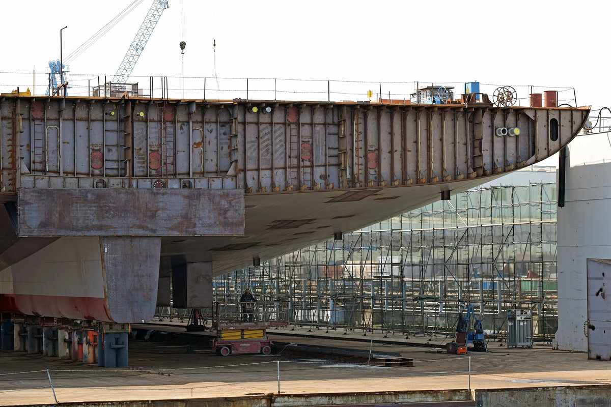 Fertigung eines Bauteils der zukünftigen AIDAnova (voraussichtliche Indienststellung November 2018) in Rostock-Warnemünde auf der Neptun-Werft. Aufnahme vom 30.08.2017 von Bord des Fahrgastschiffes Käpp´n Brass