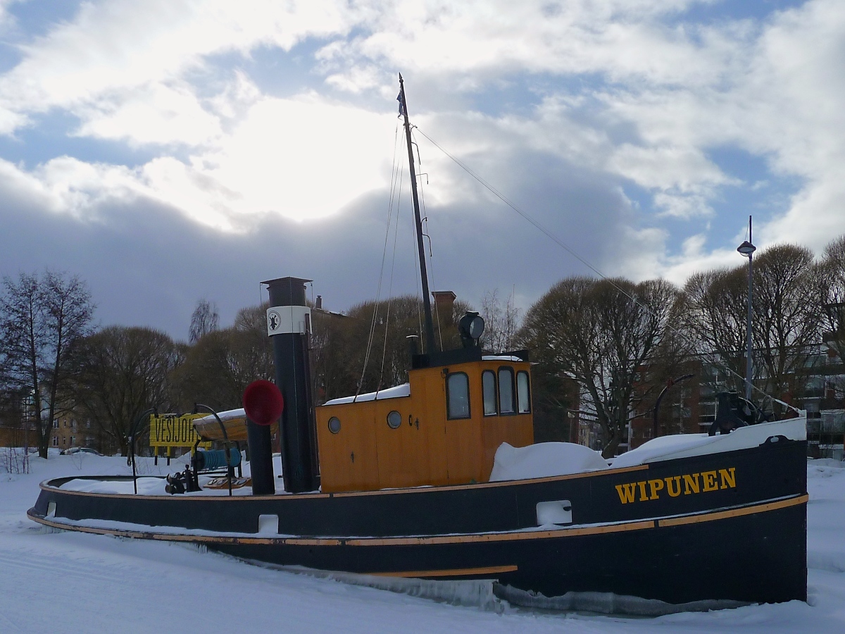 Festgefroren am Ufer des Kallavesi-Sees liegt der Schlepper  Vipunen  in Kuopio, Finnland, 8.3.13