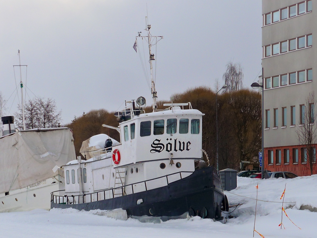 Festgefroren am Ufer des Kallavesi-Sees liegt der Schlepper  Sölve  in Kuopio, Finnland, 8.3.13