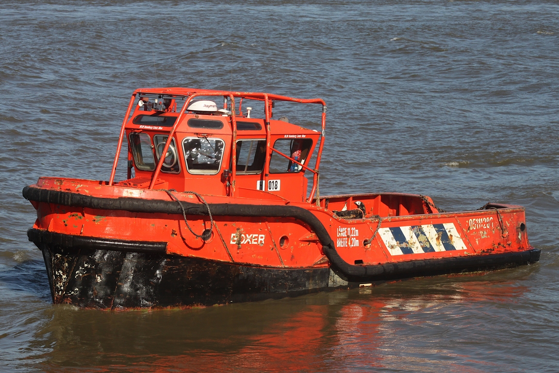 Festmacher BOXER (ENI 05111280) ; Eigner/Betreiber: HLM (Oestmann Altona); Datum: 18.03.2026; Aufnahmeort: Elbe/Hafen Hamburg, Deutschland.