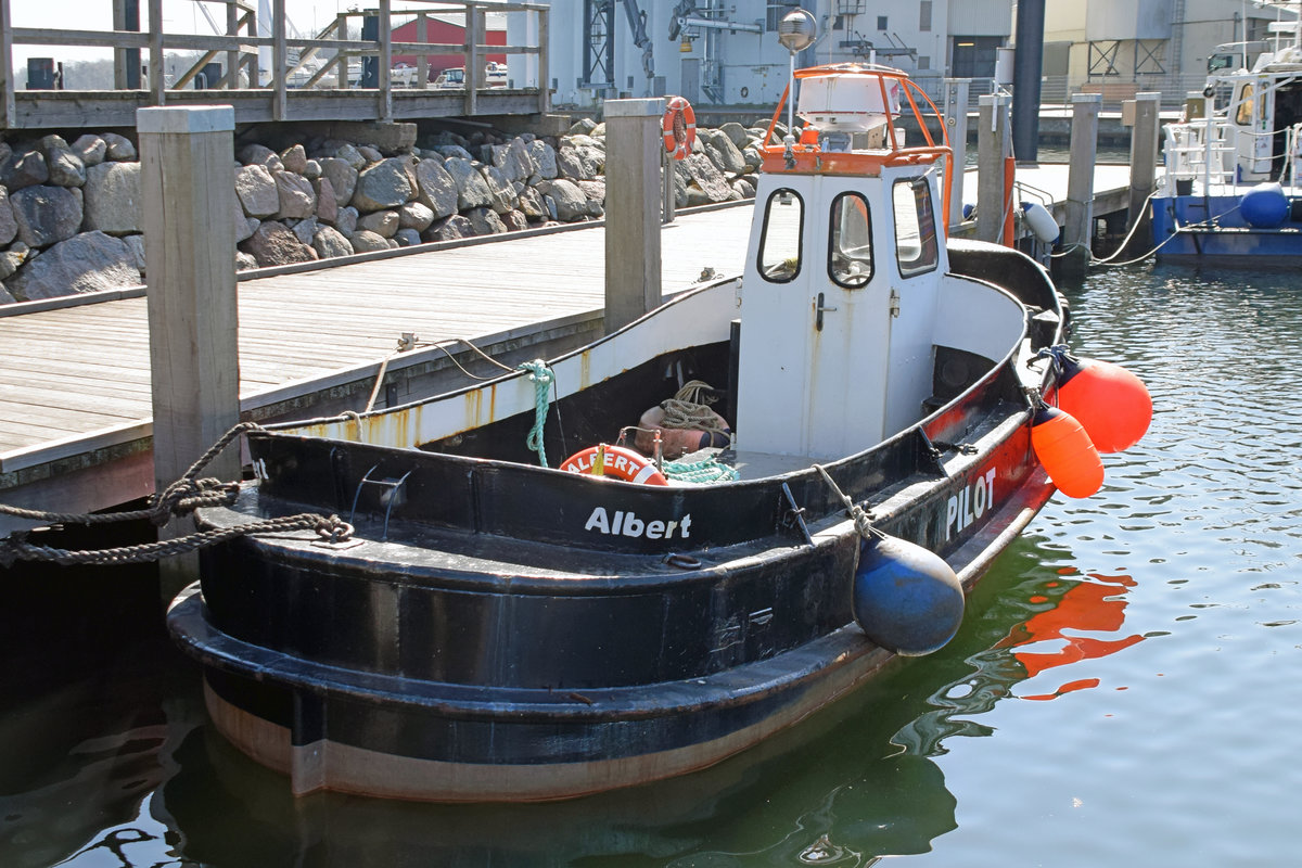 Festmacherboot ALBERT am 20.4.2021 in Heiligenhafen (Ostsee).