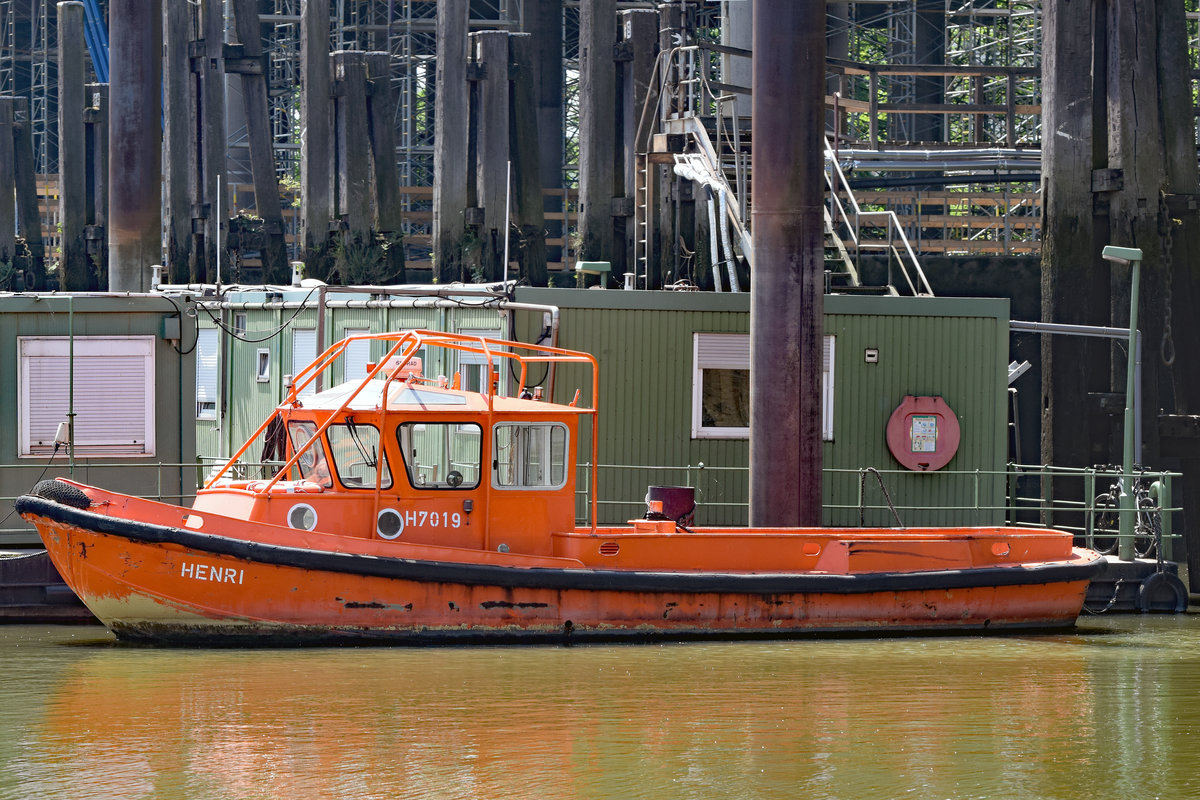 Festmacherboot HENRI (H 7019) am  26.05.2020 im Hafen von Hamburg