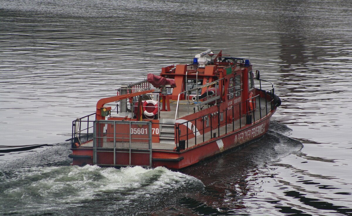 Feuerlöschboot | 05601870 | Berliner Feuerwehr | auf der Spree | Januar 2023 | vom Bahnsteig aus aufgenommen | Berlin Hbf 