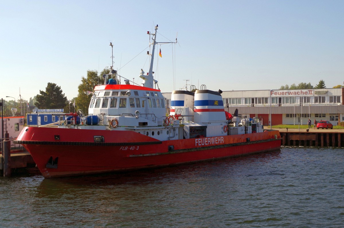 Feuerlöschboot 40-3 am 03.10.15 in Warnemünde