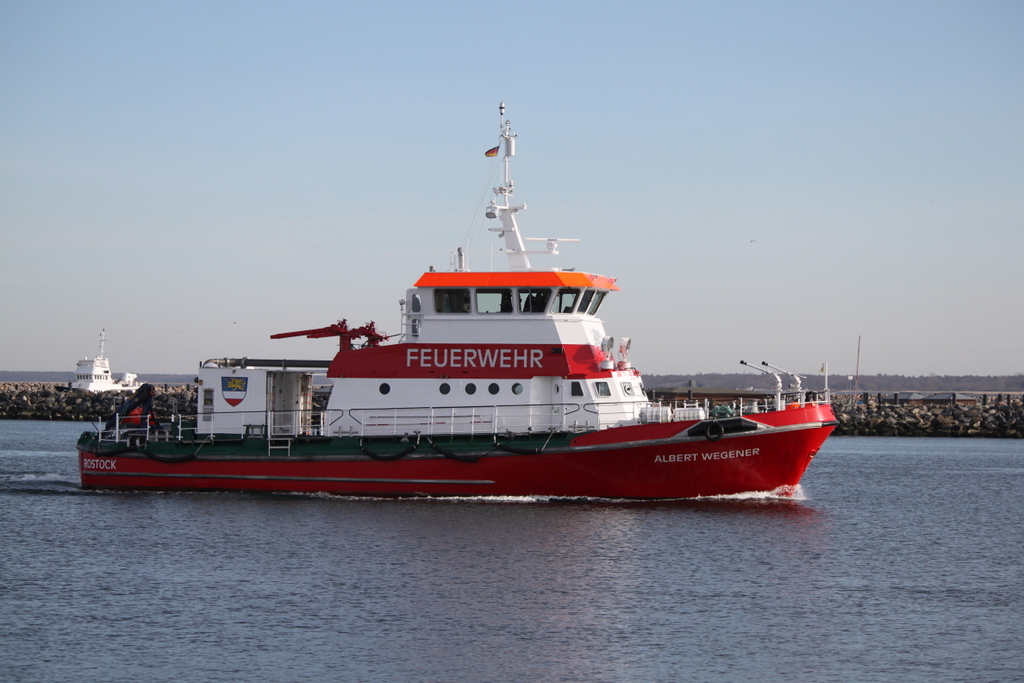 Feuerlöschboot Albert Wegener von der Berufsfeuerwehr Rostock beim Einlaufen in Warnemünde.23.02.2019