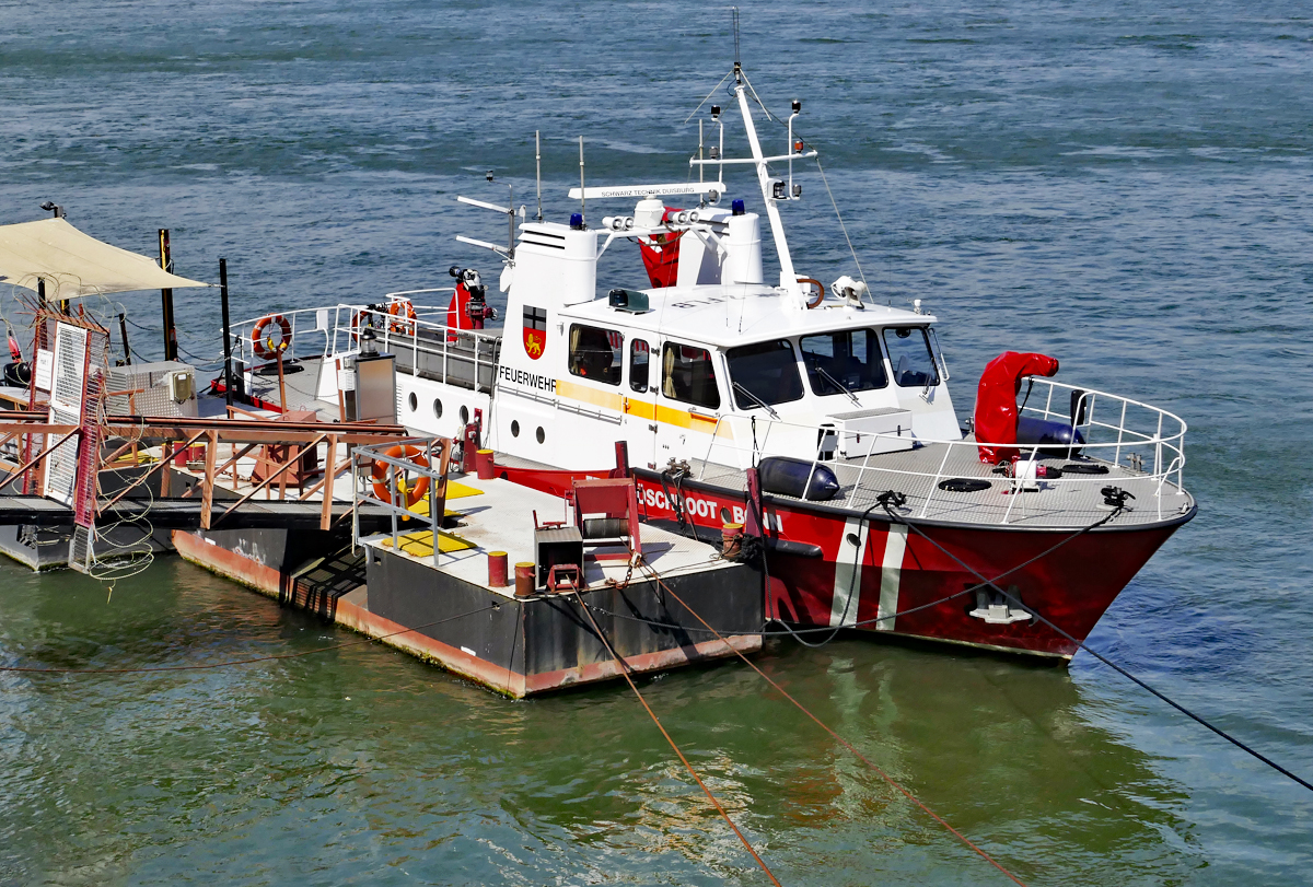 Feuerlöschboot Bonn an seinem Anlieger am Rheinufer - 07.07.2017