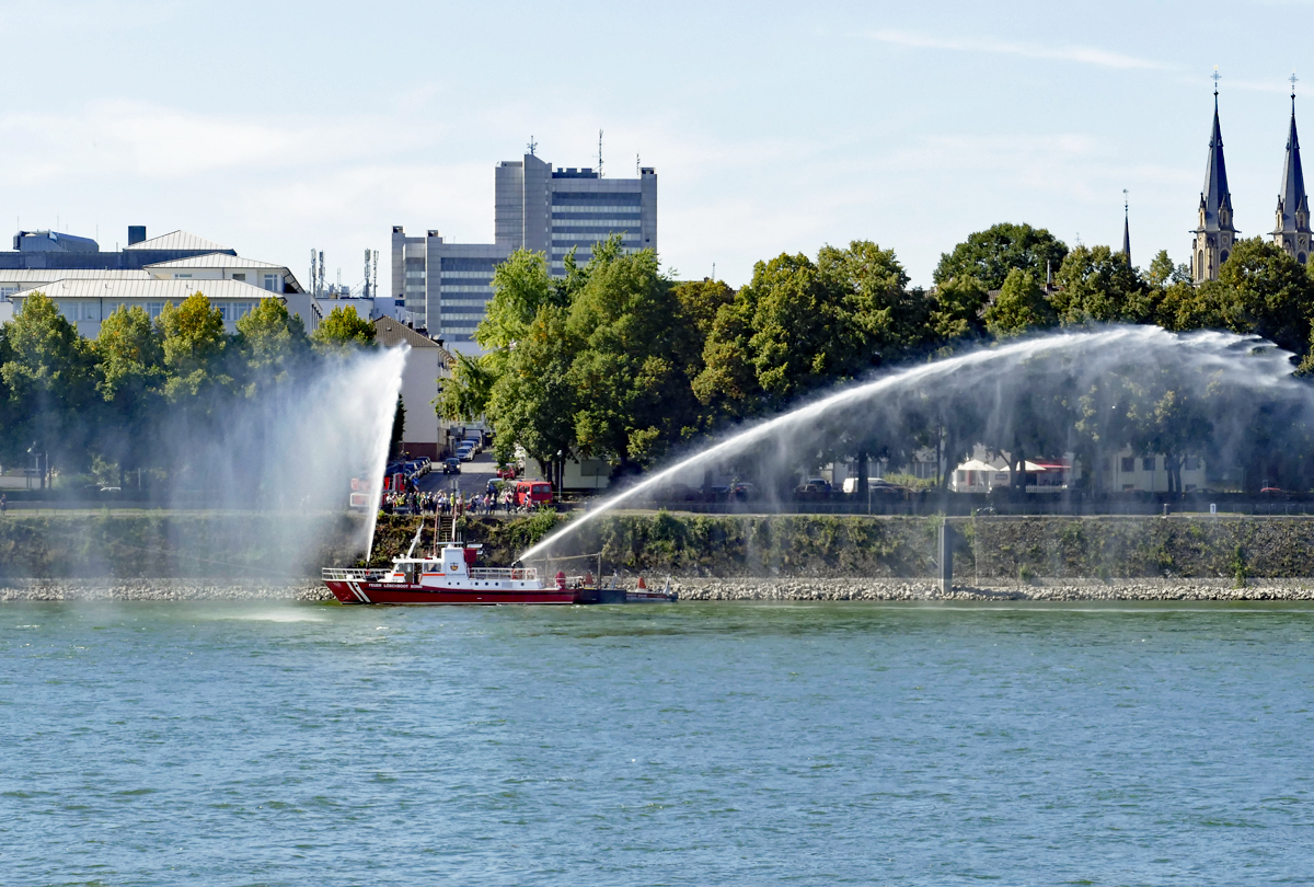 Feuerlöschboot Bonn beim Löschkanonentest an der Kennedybrücke - 14.09.2019