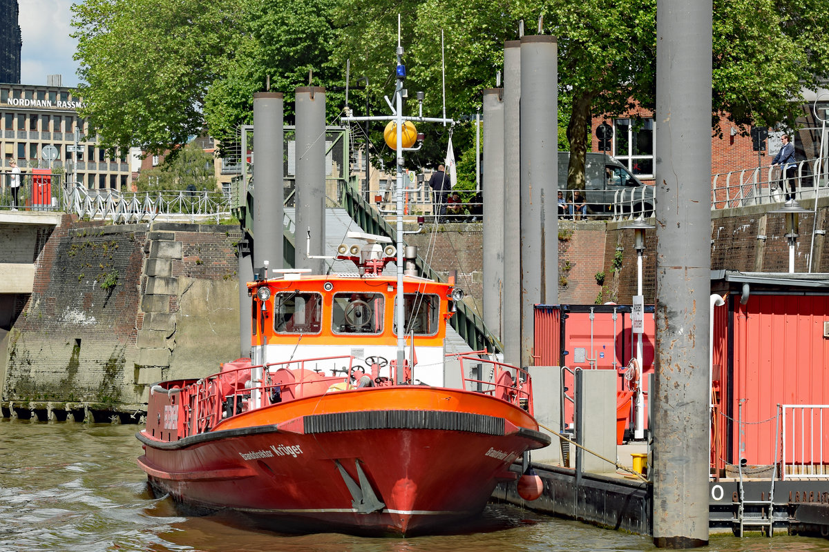Feuerlöschboot BRANDDIREKTOR KRÜGER am 26.05.2020 im Hafen von Hamburg