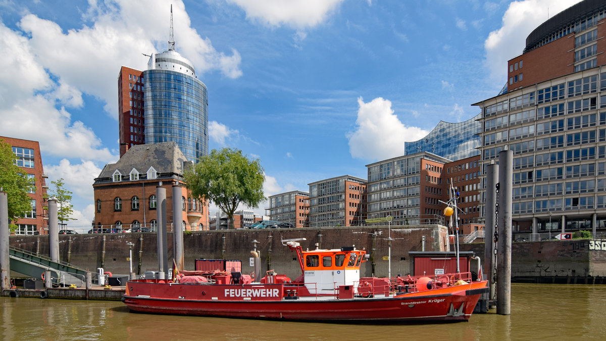 Feuerlöschboot BRANDDIREKTOR KRÜGER am 26.05.2020 im Hafen von Hamburg