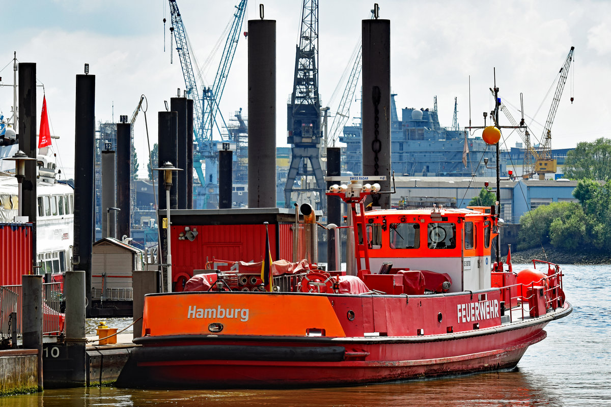 Feuerlöschboot BRANDDIREKTOR KRÜGER am 26.05.2020 im Hafen von Hamburg