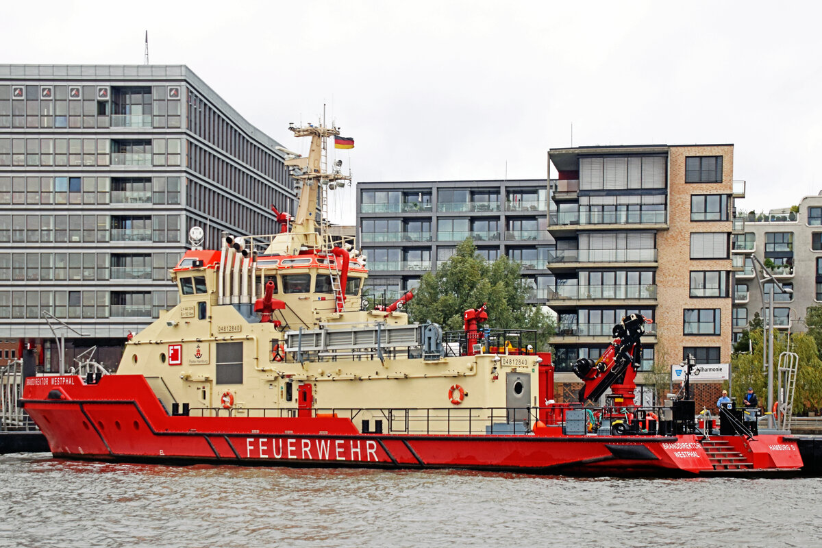 Feuerlöschboot BRANDDIREKTOR WESTPHAL (ENI 04812840) am 16.09.2021 im Hafen von Hamburg unweit der Elbphilharmonie