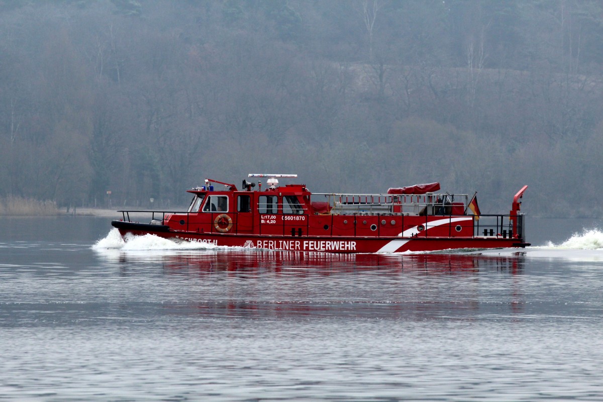 Feuerlöschboot II der Berliner Feuerwehr (05601870 , 17 x 4,20m) am 19.01.2015 auf der Havel Höhe Berlin-Hohengatow / Insel Lindwerder zu Berg. 