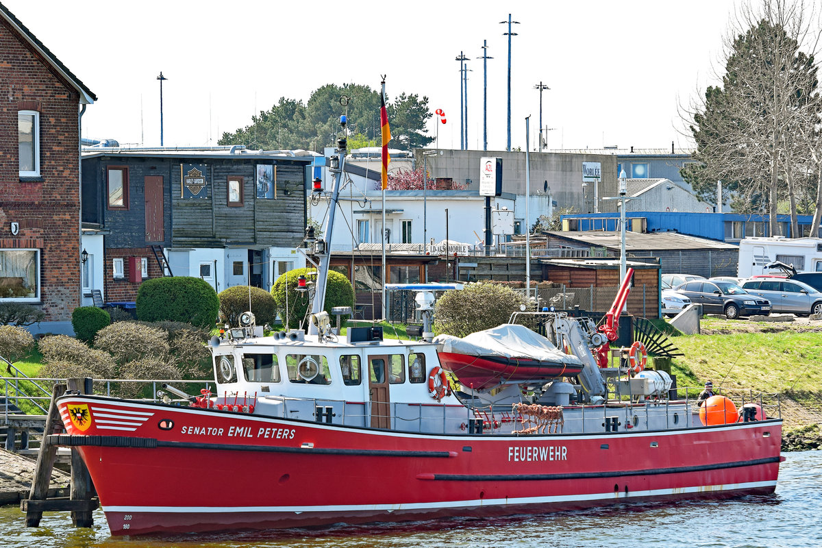 Feuerlöschboot SENATOR EMIL PETERS am 22.4.2018 im Hafen von Lübeck