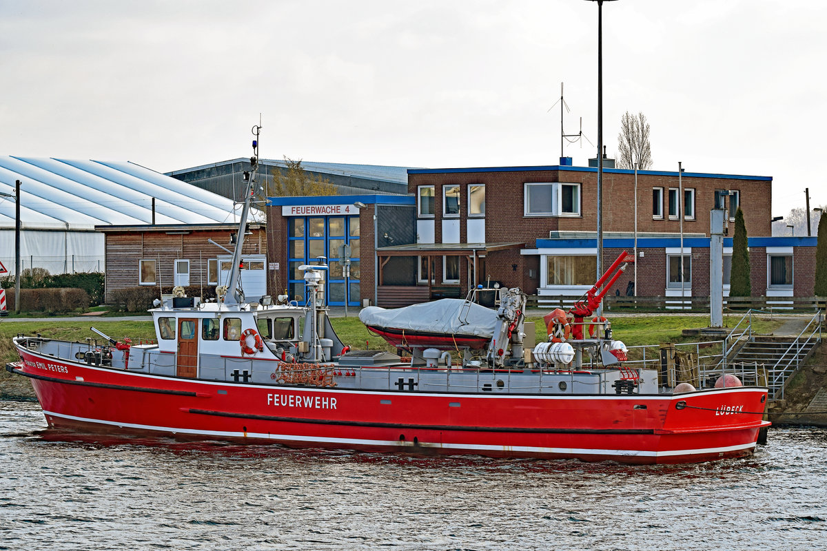 Feuerlöschboot SENATOR EMIL PETERS am 07.03.2020 auf der Trave bei der Lübecker Feuerwache 4