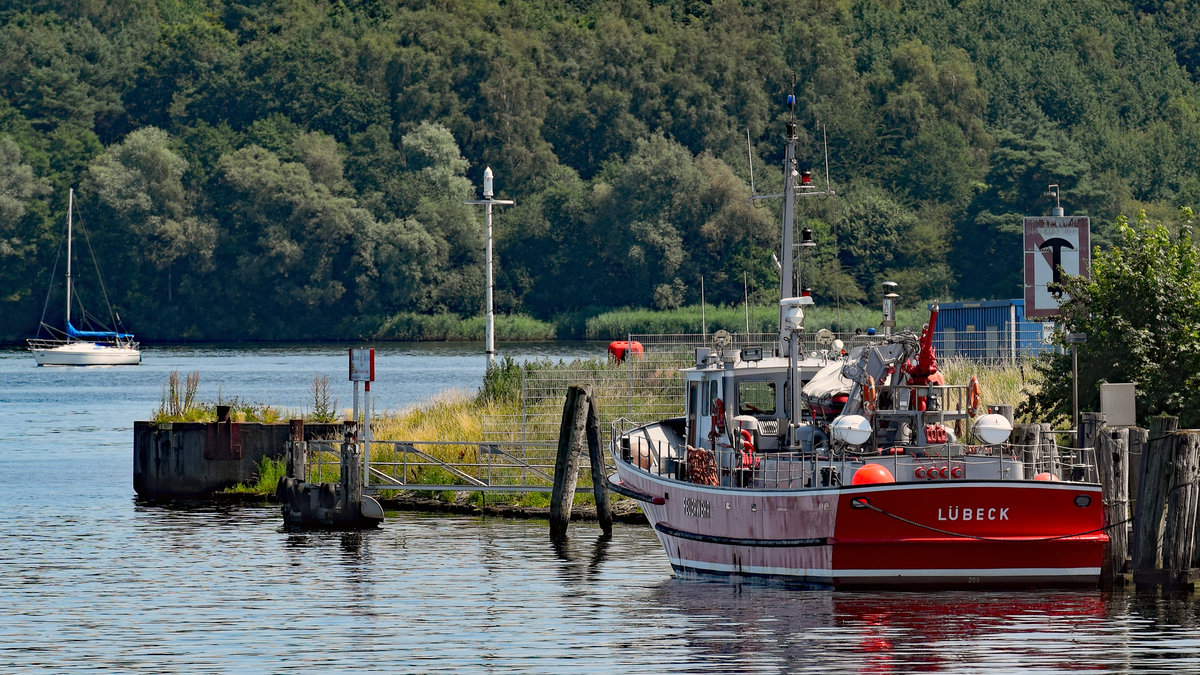 Feuerlöschboot SENATOR EMIL PETERS am 17.07.2020 auf der Trave bei Lübeck-Schlutup