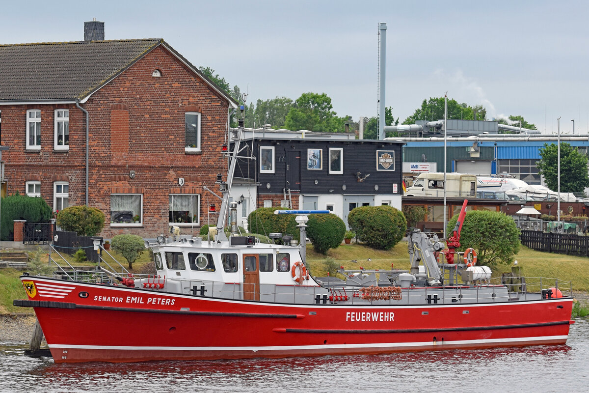 Feuerlöschboot SENATOR EMIL PETERS am 21.6.2021 bei der Feuerwache 4 der Berufsfeuerwehr Lübeck