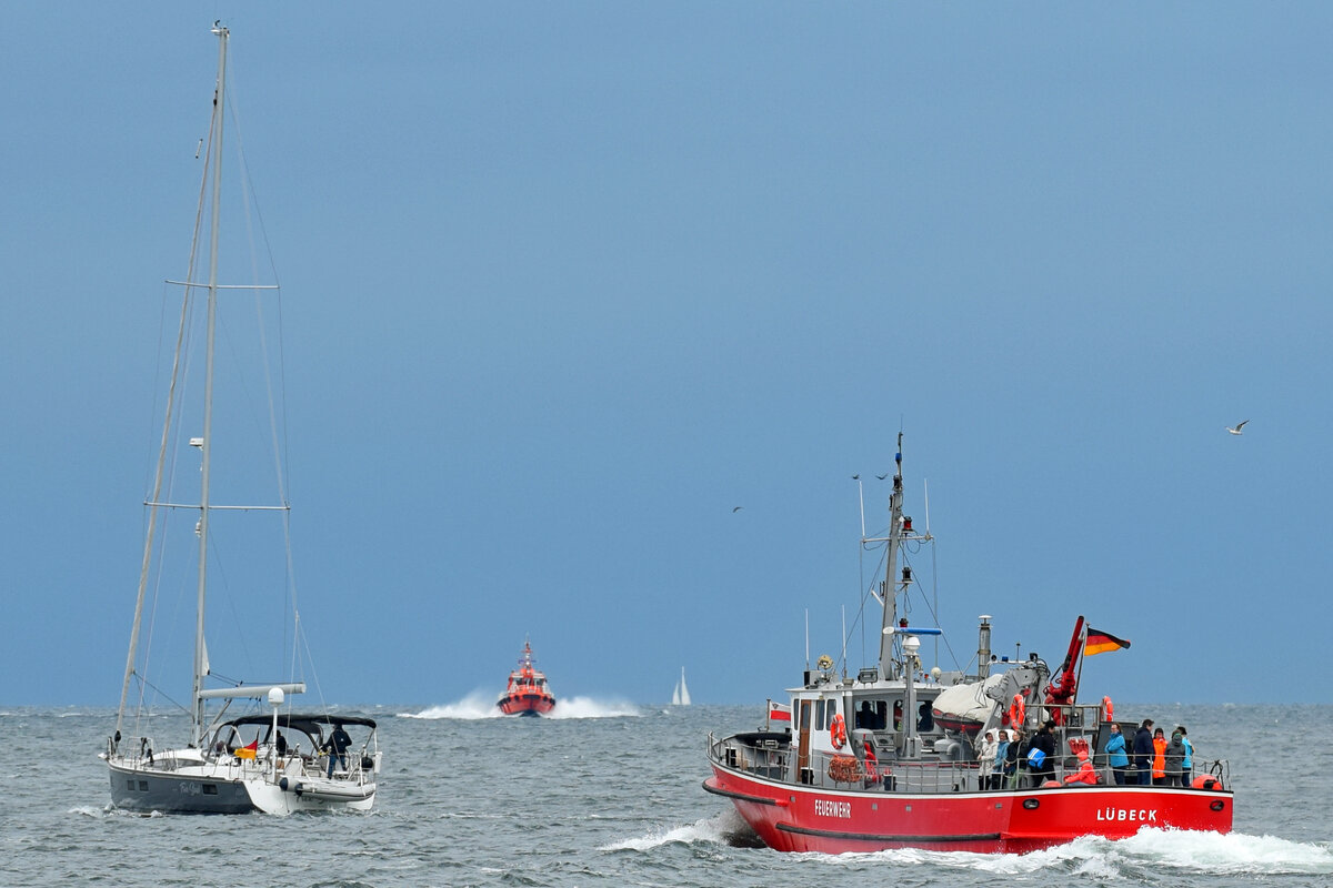 Feuerlöschboot SENATOR EMIL PETERS am 25.08.2021 in der Ostsee vor Lübeck-Travemünde