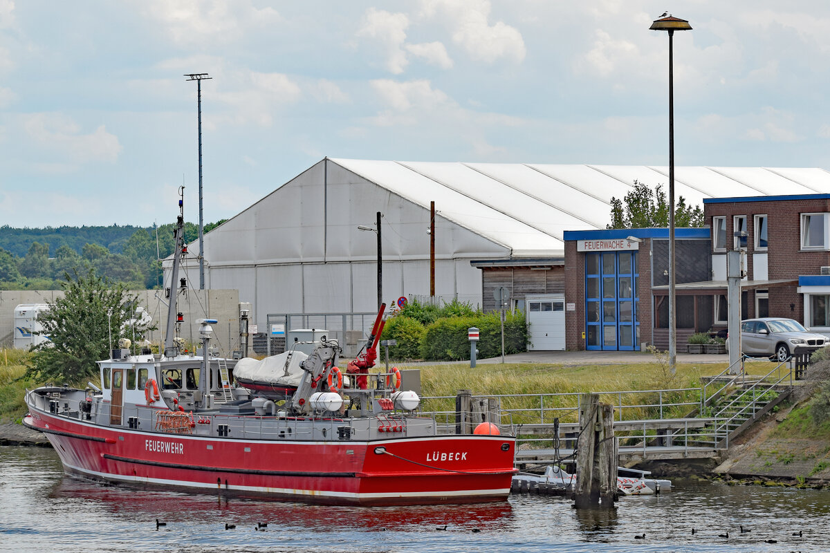 Feuerlöschboot SENATOR EMIL PETERS am 03.07.2022 bei der Feuerwache 4 in Lübeck-Schlutup