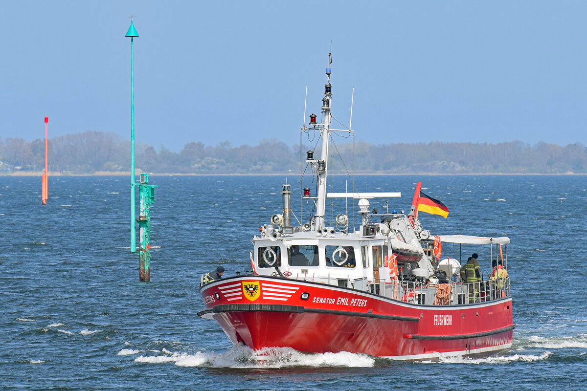 Feuerlöschboot SENATOR EMIL PETERS (Berufsfeuerwehr Lübeck, Feuerwache 4) am 22.04.2022 auf der Trave bei Stülper Huk / Alt-Travemünde