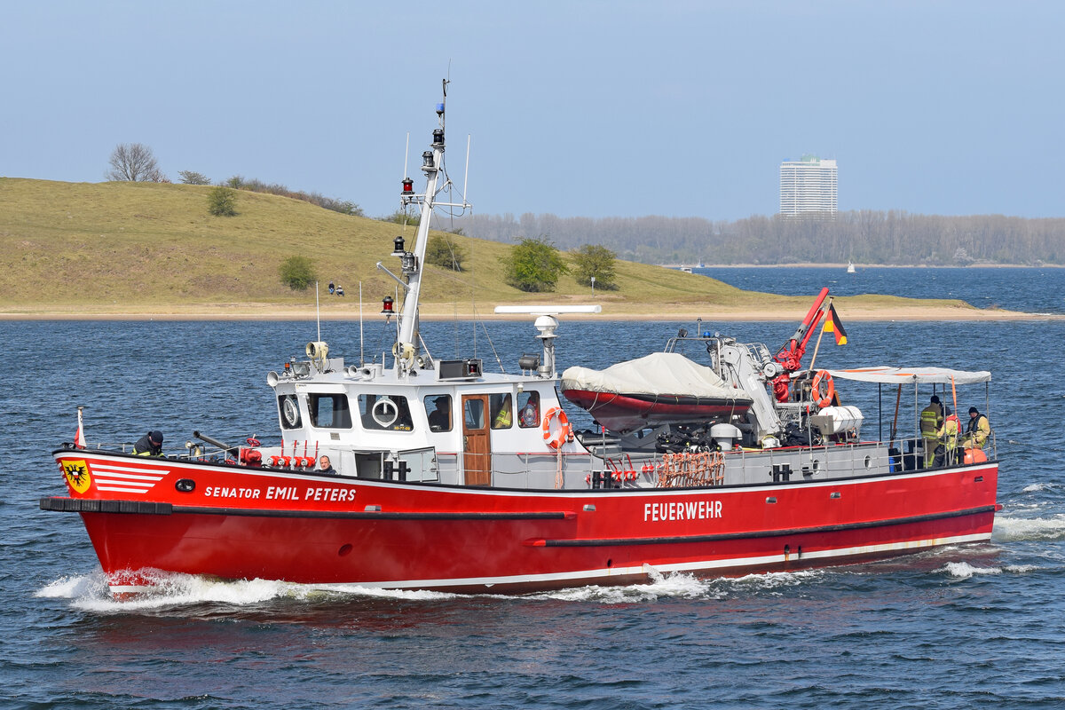 Feuerlöschboot SENATOR EMIL PETERS (Berufsfeuerwehr Lübeck, Feuerwache 4) am 22.04.2022 auf der Trave bei Stülper Huk / Alt-Travemünde