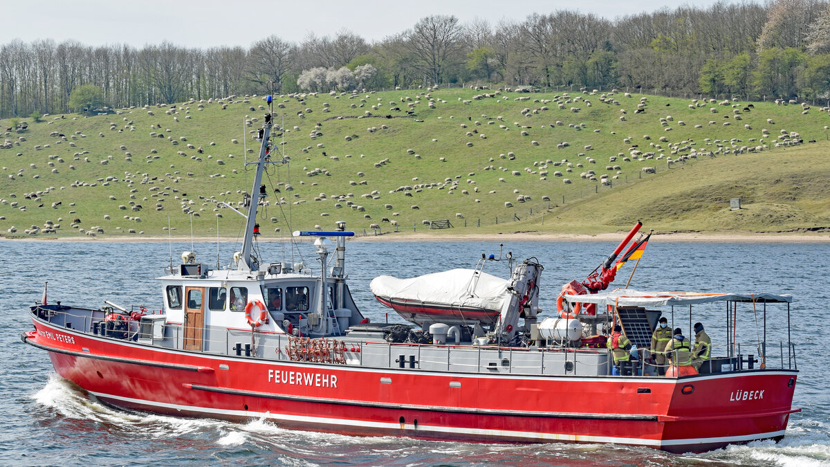 Feuerlöschboot SENATOR EMIL PETERS (Berufsfeuerwehr Lübeck, Feuerwache 4) am 22.04.2022 auf der Trave bei Stülper Huk / Alt-Travemünde