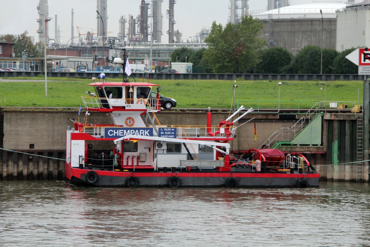 Feuerlöschboot/Schubboot Chempark (04021460 , 19,50 x 9,50m) am 23.10.2014 in Dormagen am Chempark befestigt.