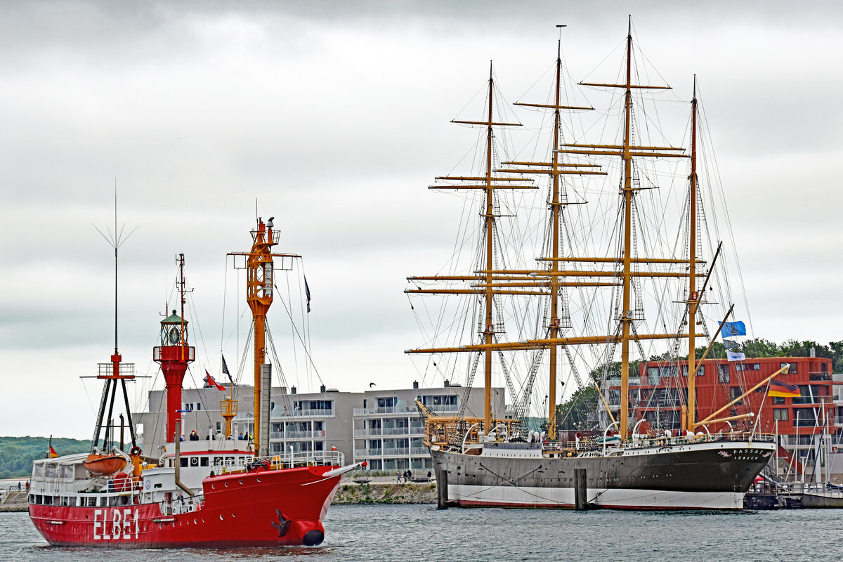 Feuerschiff ELBE 1 (BÜRGERMEISTER O´SWALD) und Viermastbark PASSAT am 21.06.2021 im Hafen von Lübeck-Travemünde