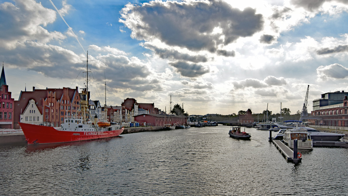 Feuerschiff FEHMARNBELT am 20.9.2018 im Hafen von Lübeck. Blick in Richtung Drehbrücke.