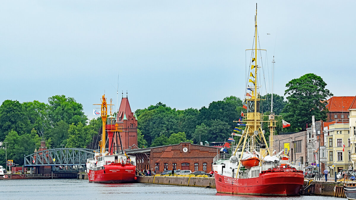 Feuerschiffe FEHMARNBELT (im Vordergrund) und ELBE 1 BÜRGERMEISTER O´SWALD (im Hintergrund) am 21.06.2021 in Lübeck. 